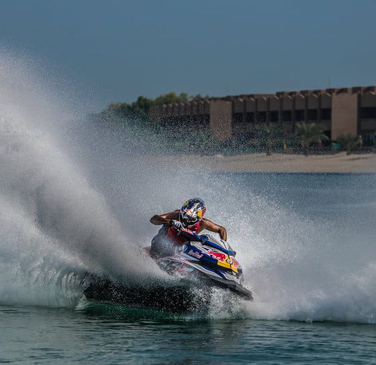 A ADRENALINA DO JET SKI: SURFANDO NAS ONDAS EM EMBARCAÇÕES PESSOAIS